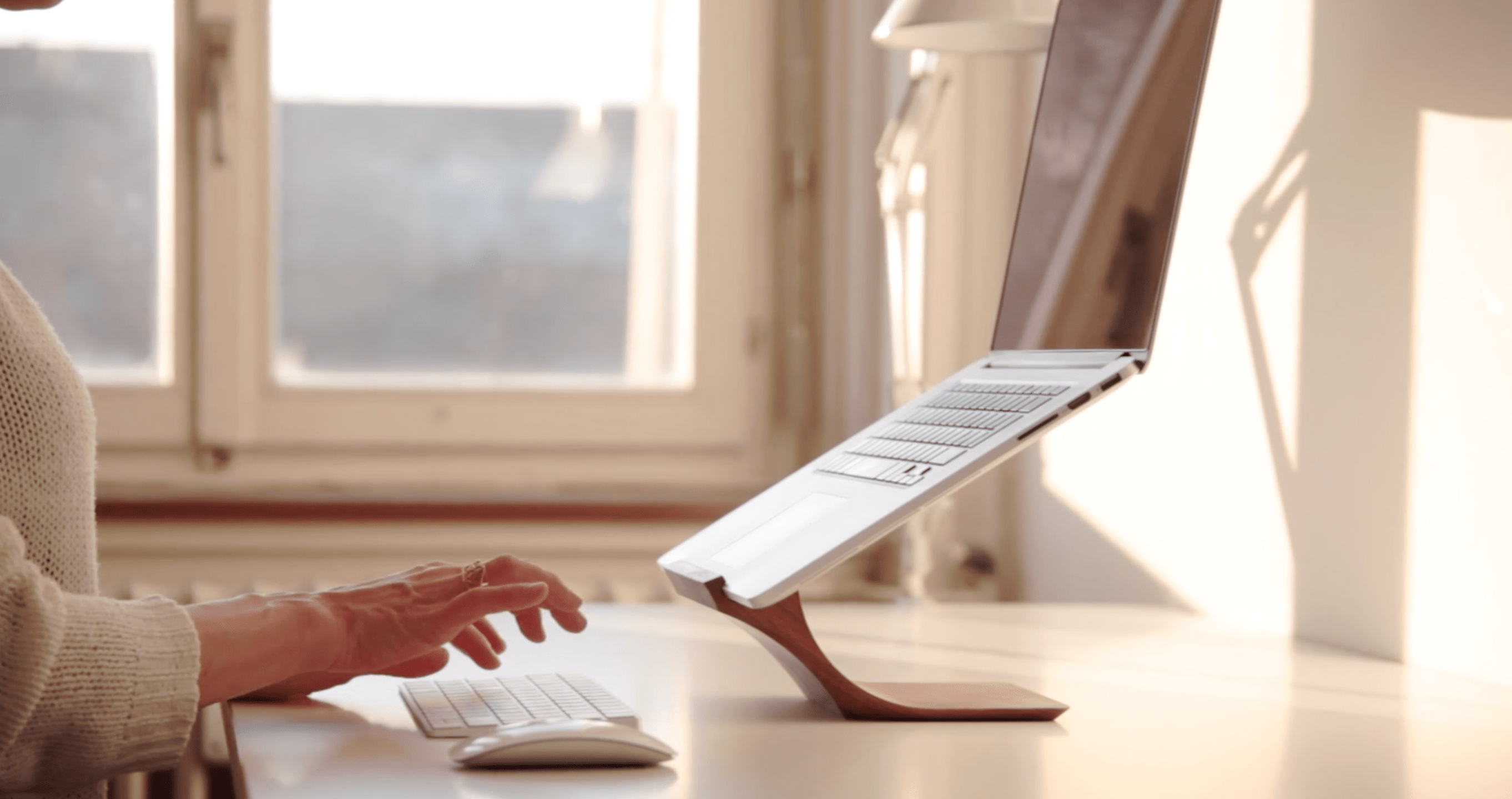 Yohann-MacBook-stand-desk